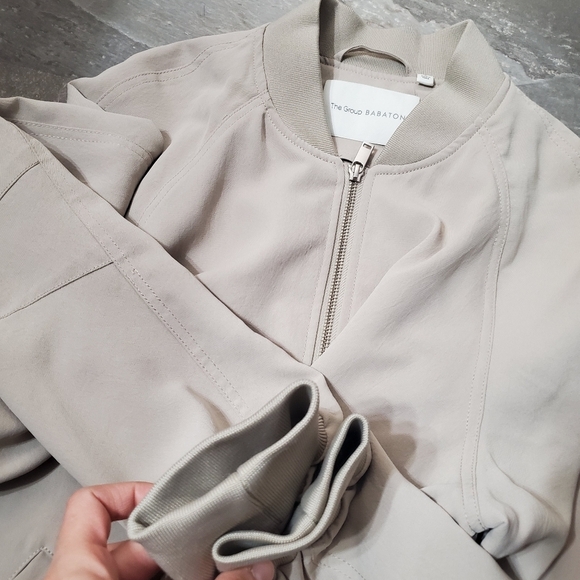 NWOT Aritzia Babaton Gilroy Blouson Bomber Crepe Jacket. Light Greyish Tan. L. - Picture 5 of 10